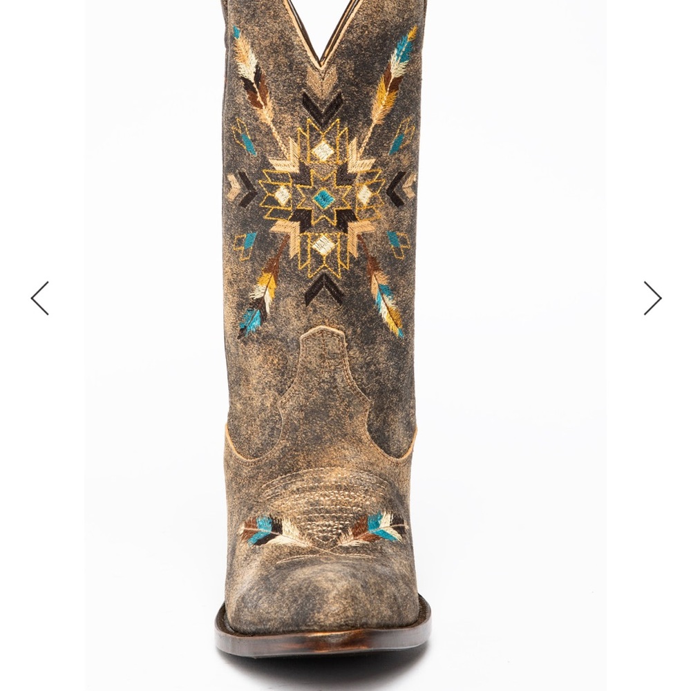 Shyanne boots size 8. Narrow fit. Gray/Brown distressed color with embroidered